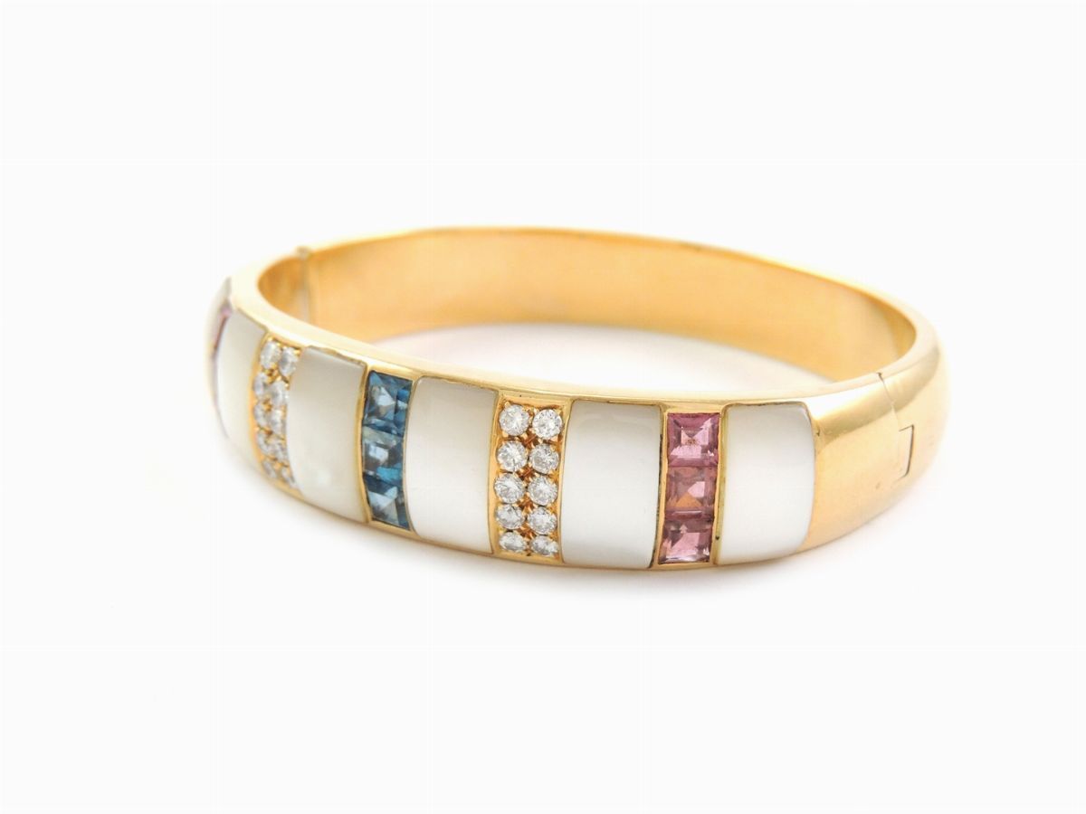 Bracciale Rigido in Oro Giallo con Diamanti, Tormaline e Madreperla