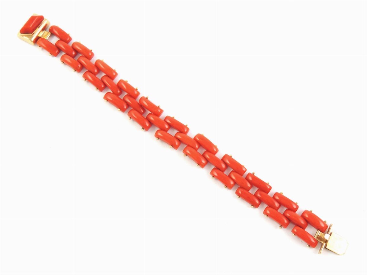 Bracciale in Corallo Rosso con Fermezza in Oro Giallo