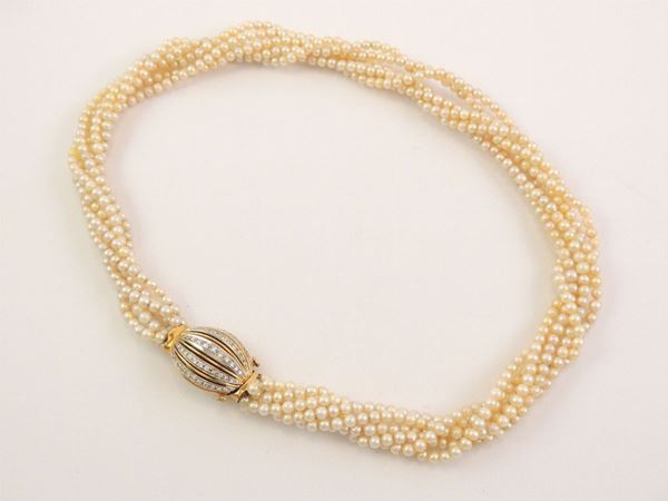 Collana sei fili di perle coltivate con fermezza in oro giallo e bianco con diamanti