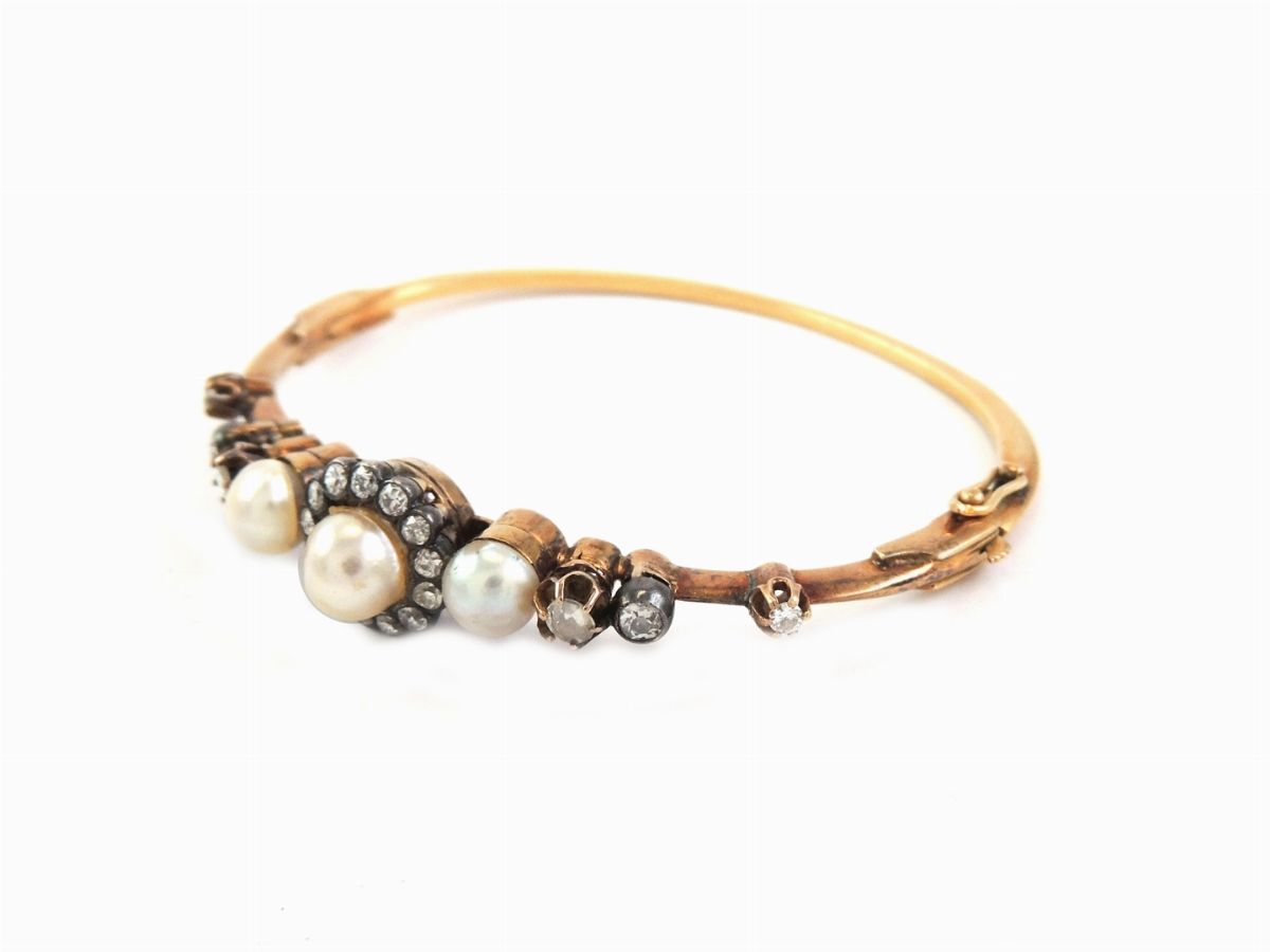 Bracciale Rigido a Margherita in Oro Giallo con Diamanti e Perle