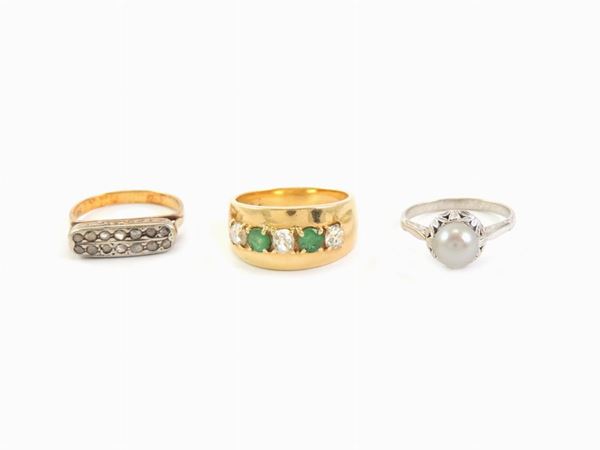 Tre anelli in oro giallo e bianco con diamanti, smeraldi e perla coltivata