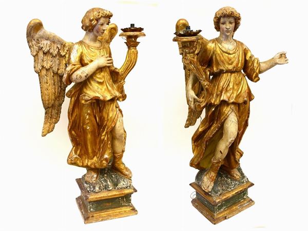 Coppia di angeli portaceri in legno intagliato, laccato e dorato