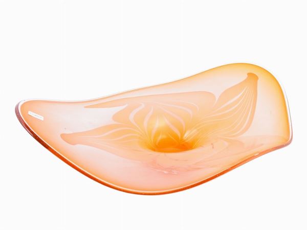 A large blown yellow glass plate with lattimo decor in the middle  (Italy, 20th century)  - Auction Only Glass - Maison Bibelot - Casa d'Aste Firenze - Milano