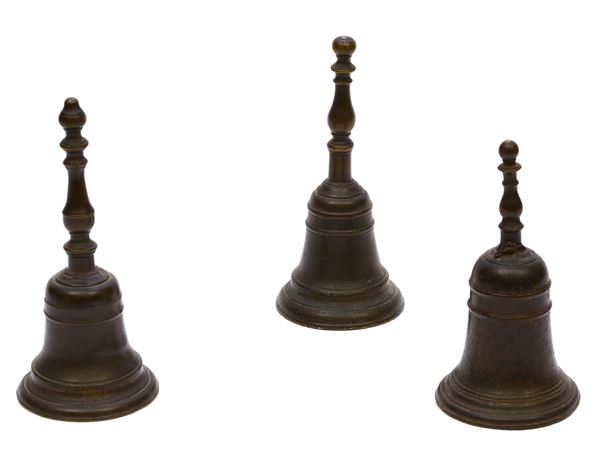 Tre campanelle in bronzo