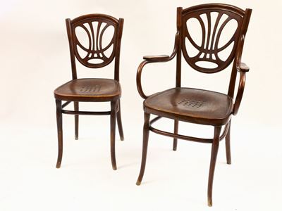 Poltroncina Kohn in Faggio Curvato con Serie di Tre Sedie En Suite