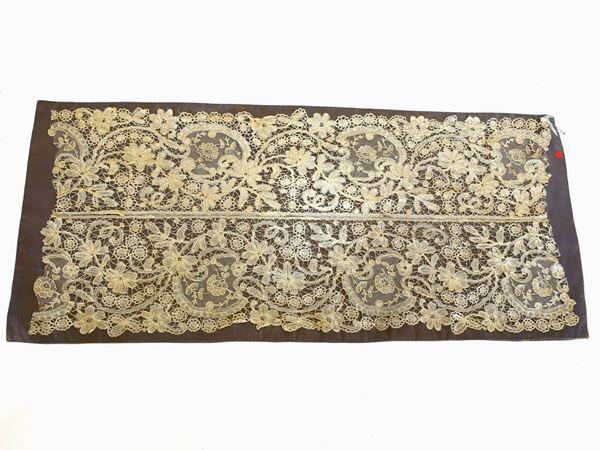 An ancient lace fragment  - Auction Furniture and Paintings from a villa in Fiesole (FI) - Maison Bibelot - Casa d'Aste Firenze - Milano