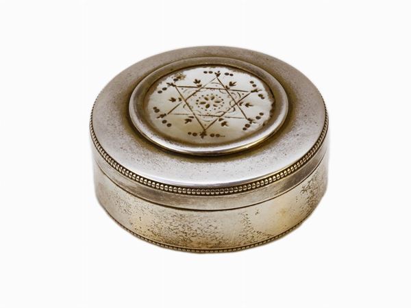 A silver and mother-of-pearl snuff box