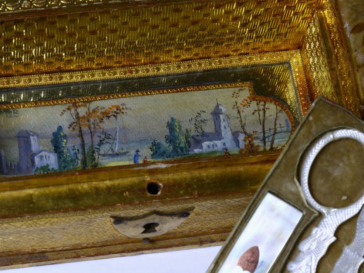 Scatola da Ricamo in Legno Rivestito in Carta Dorata e Dipinto