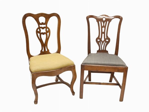Due coppie di sedie in noce