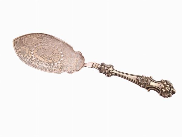 A silver cake scoop