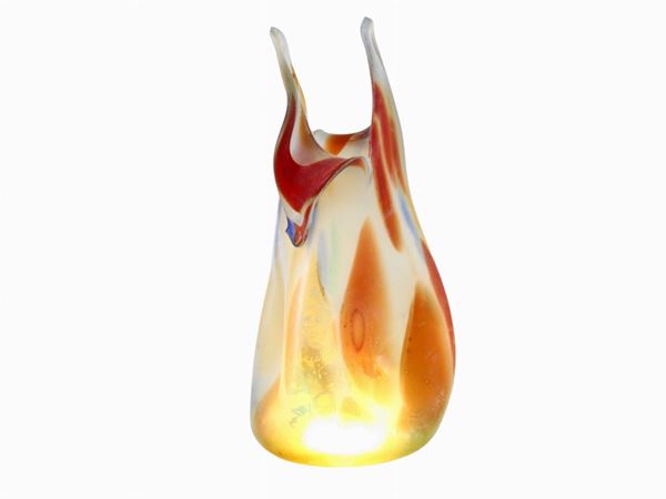 A multicolour glass vase with an handkerchief shape mouth