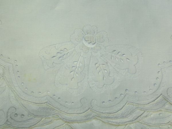 White embroidered linen tablecloth, florentine manufacture