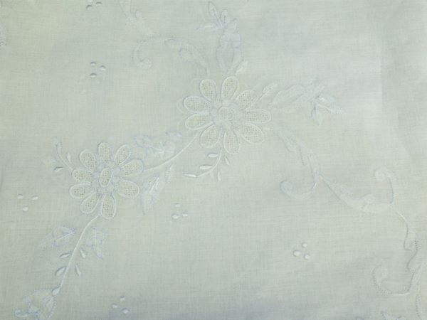 White mbroidered linen tablecloth, florentine manufacture