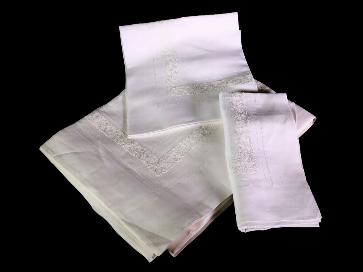 Parure Matrimoniale in Lino Bianco e Pizzo, Artigianato Fiorentino