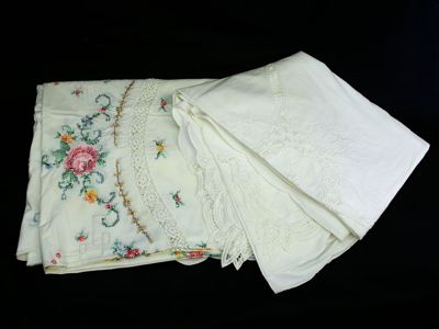 Due Tovaglie in Lino e Cotone Bianco Ricamate