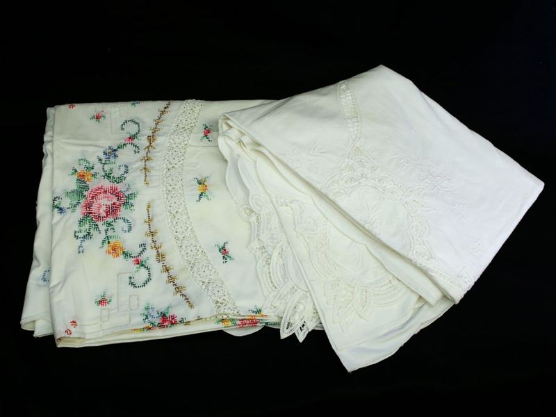 Due Tovaglie in Lino e Cotone Bianco Ricamate