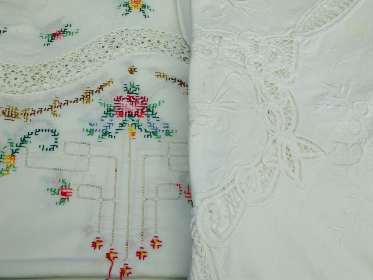 Due Tovaglie in Lino e Cotone Bianco Ricamate
