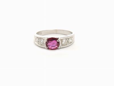 Anello in Oro Bianco con Diamanti e Rubino
