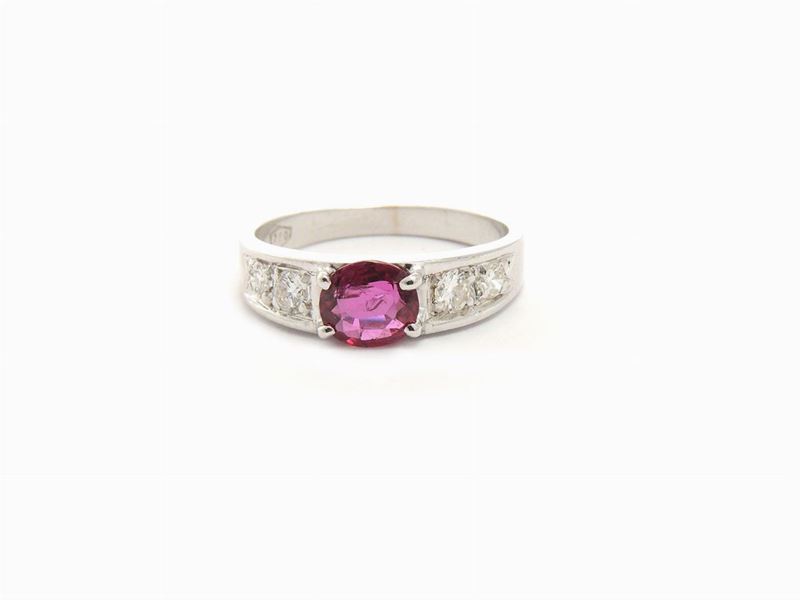 Anello in Oro Bianco con Diamanti e Rubino