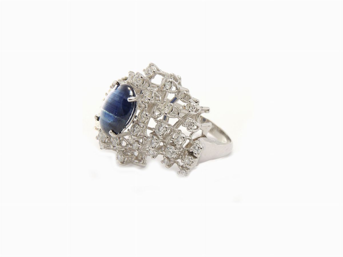 Anello in Oro Bianco con Diamanti e Zaffiro