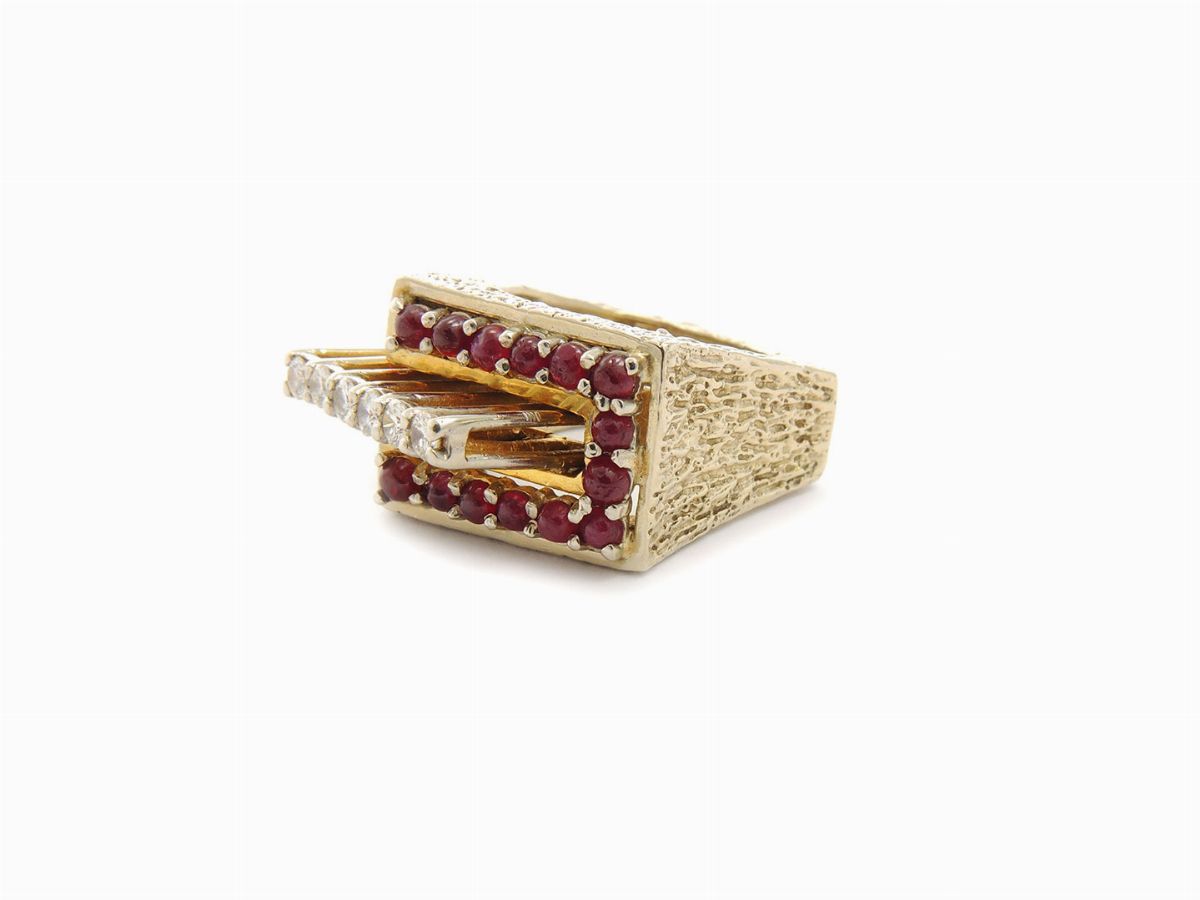 Anello in Oro Giallo con Diamanti e Rubini