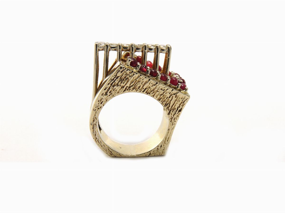 Anello in Oro Giallo con Diamanti e Rubini