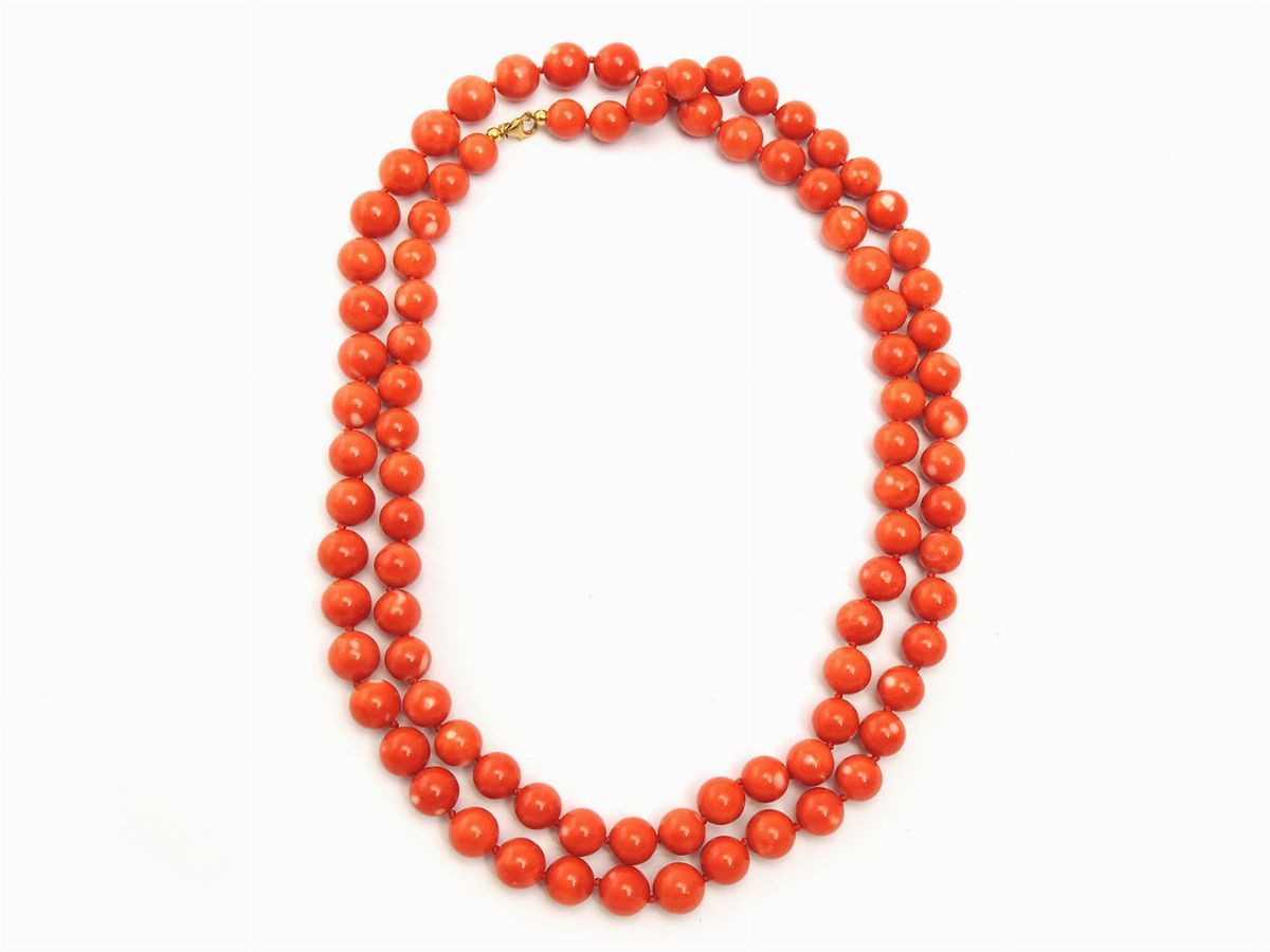 Collana Scalare in Corallo Rosso Arancio con Fermezza in Oro Giallo e Corallo Rosso Arancio