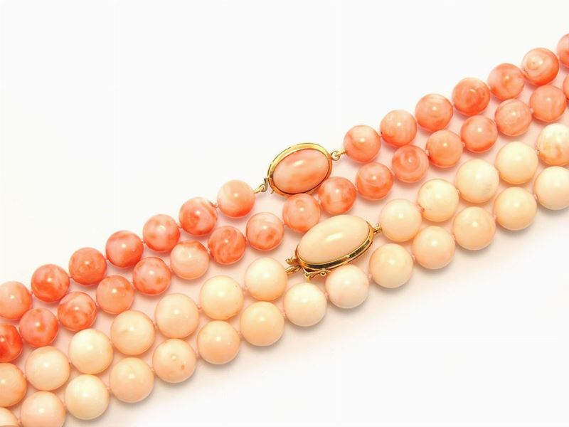 Due Collane di Corallo Rosa e Rosa Arancio con Fermezze in Oro Giallo e Coralli