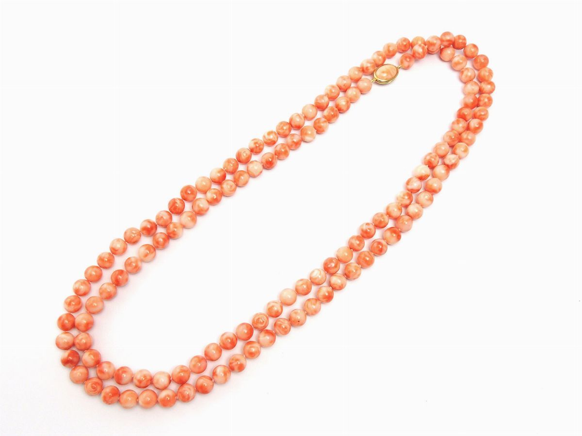 Due Collane di Corallo Rosa e Rosa Arancio con Fermezze in Oro Giallo e Coralli