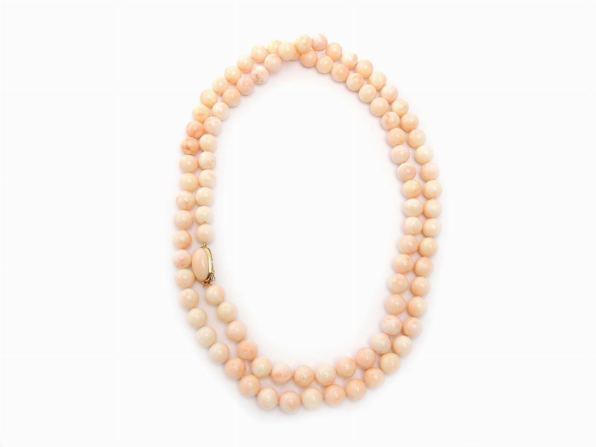 Due Collane di Corallo Rosa e Rosa Arancio con Fermezze in Oro Giallo e Coralli