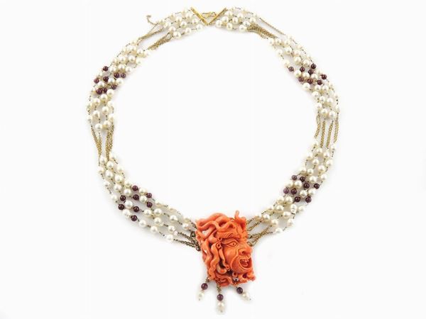 Collana in oro giallo rubini, corallo arancio e perle coltivate barocche