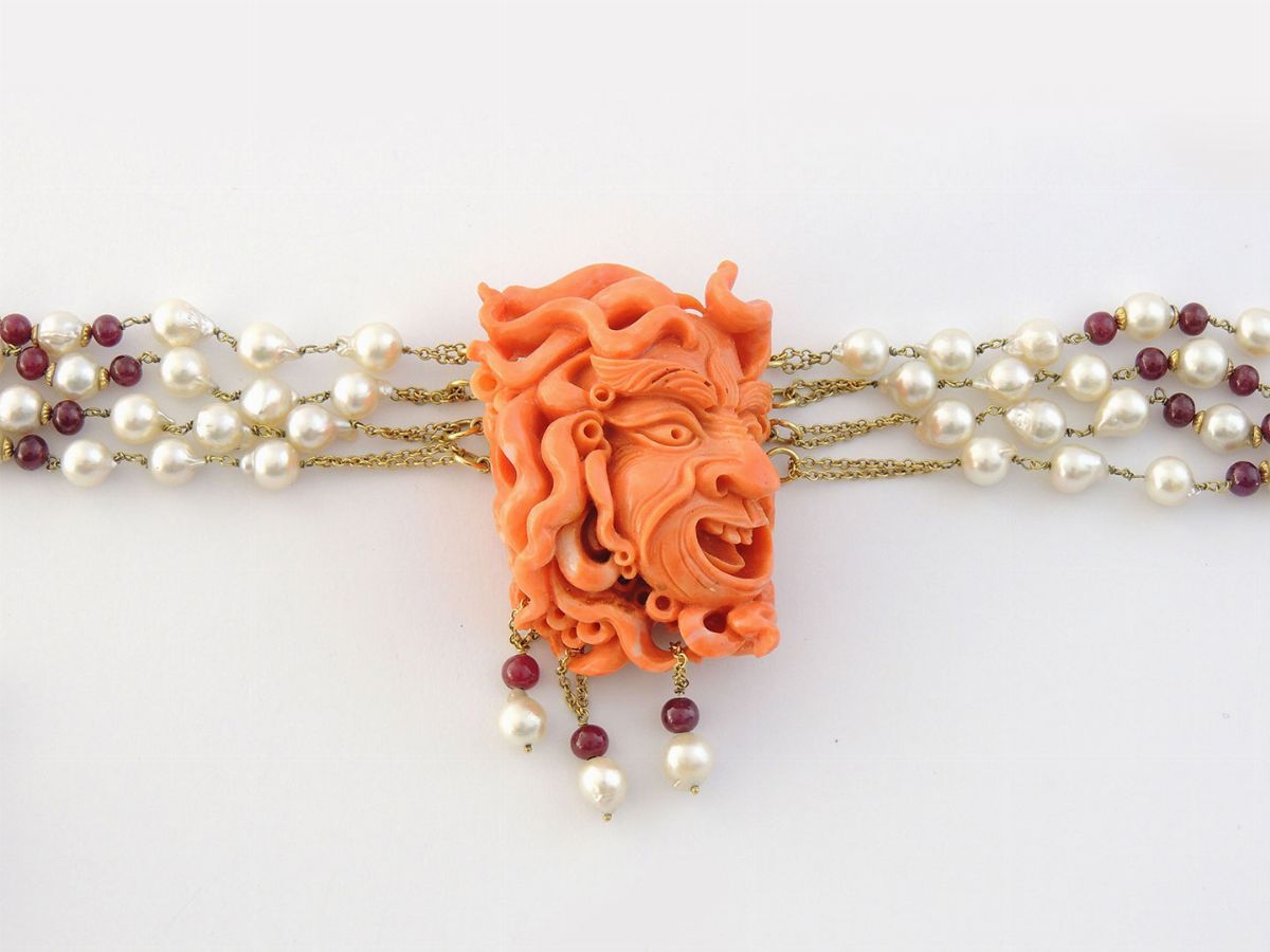 Collana in Oro Giallo Rubini, Corallo Arancio e Perle Coltivate Barocche
