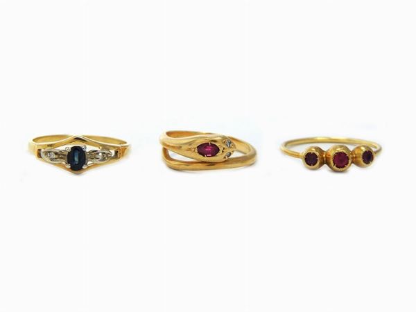 Tre anelli in oro giallo con diamanti, zaffiri e rubino