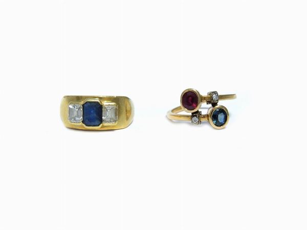 Due anelli in oro giallo con diamanti, zaffiri e rubino
