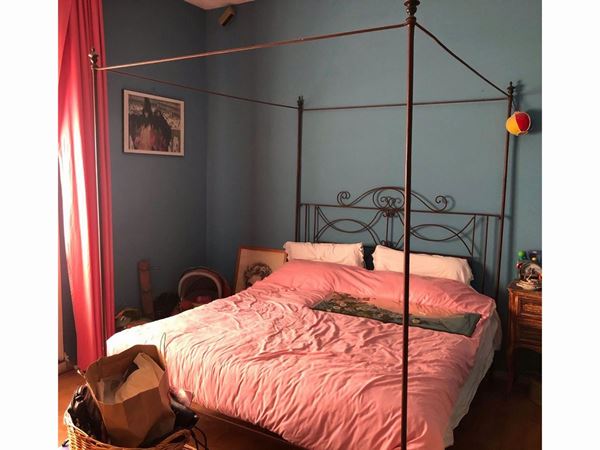 A wrougth iron canopy bed