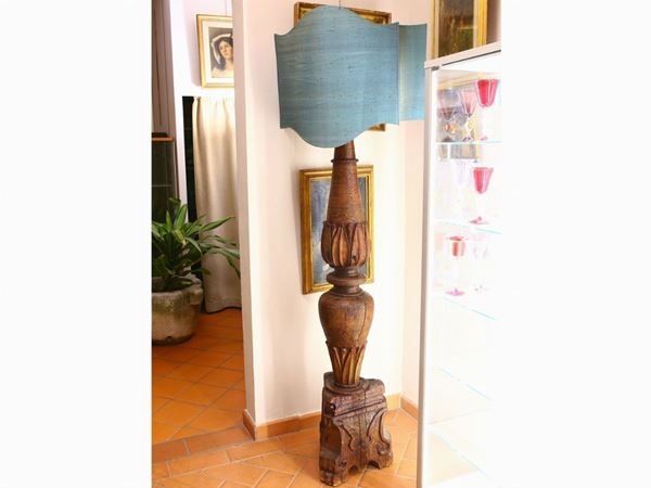 A chestnut wood large floor candlestick  (19th century)  - Auction The florentine house of the soprano Marcella Tassi - Maison Bibelot - Casa d'Aste Firenze - Milano