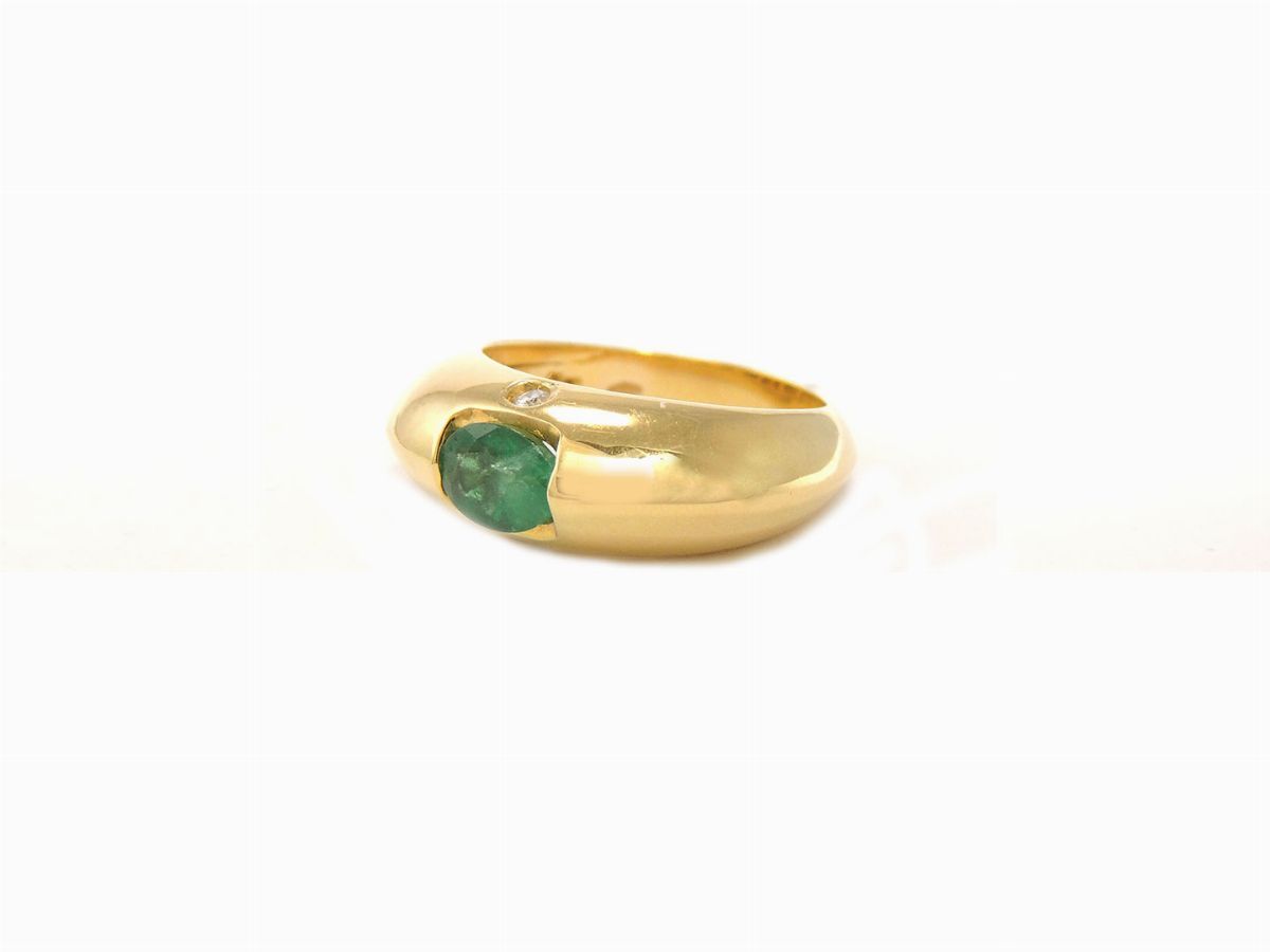 Anello in Oro Giallo con Diamanti e Smeraldo