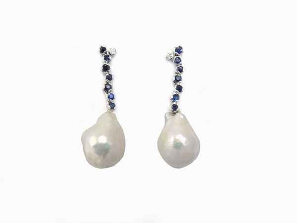 Orecchini pendenti in oro bianco con diamanti, zaffiri e perle coltivate barocche