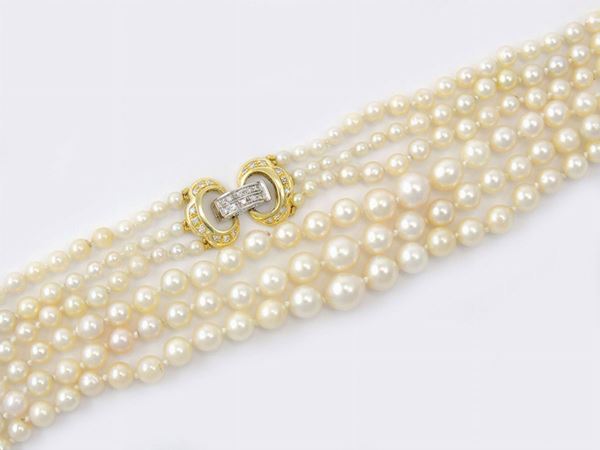 Collana scalare di perle coltivate con fermezza in oro giallo e bianco con diamanti