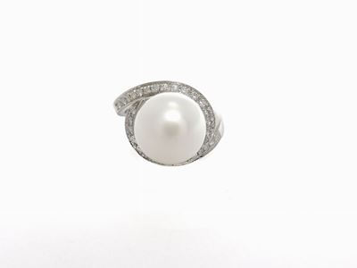 Anello in Oro Bianco con Diamanti e Perla Coltivata South Sea