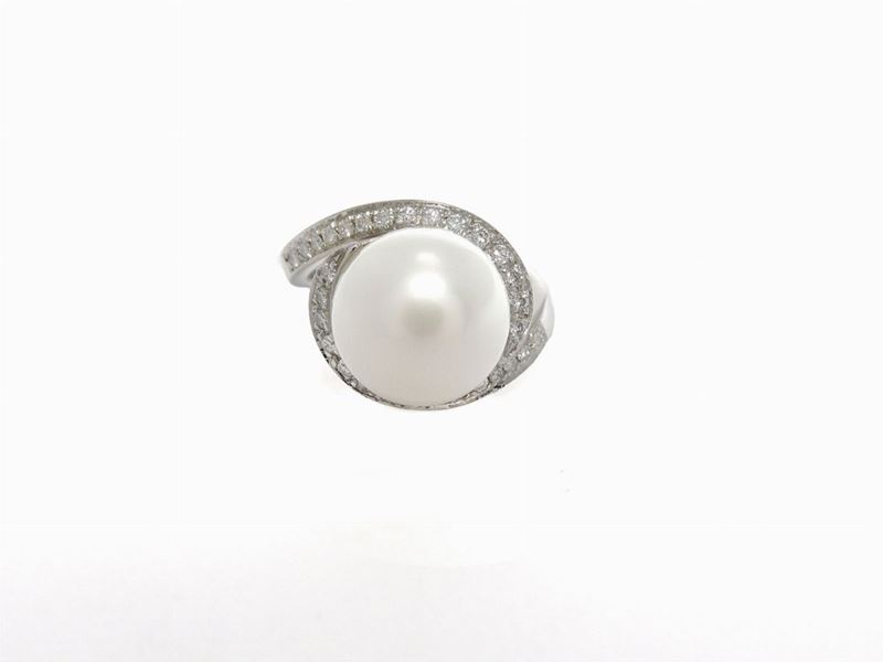 Anello in Oro Bianco con Diamanti e Perla Coltivata South Sea