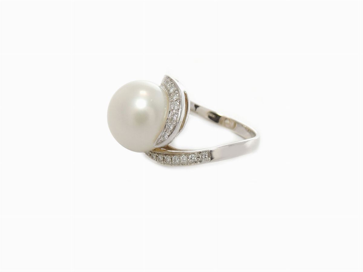 Anello in Oro Bianco con Diamanti e Perla Coltivata South Sea