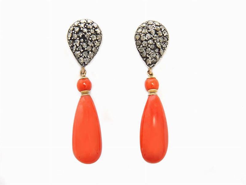 Orecchini Pendenti in Oro Rosa 333/000 e Argento con Diamanti e Corallo Rosso