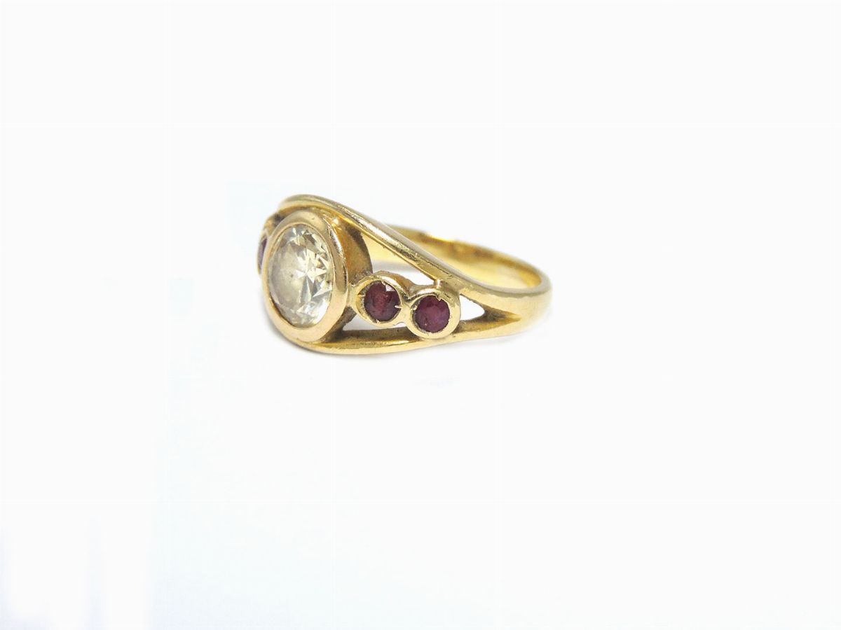 Anello in Oro Giallo con Diamante e Rubini