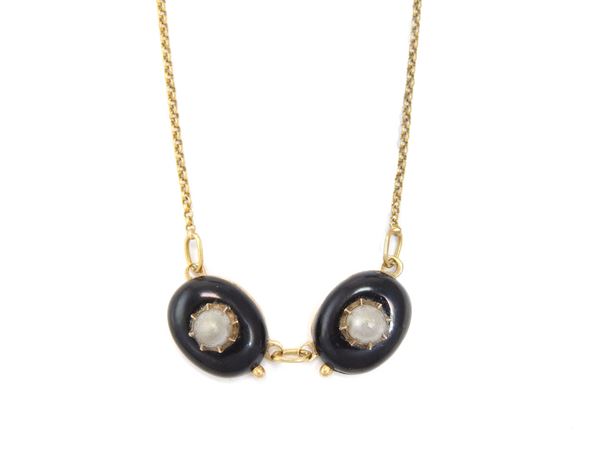 Yellow gold necklace with onyx and pearls