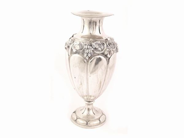 A silver vase  - Auction Furniture and paintings from florentine apartment - Maison Bibelot - Casa d'Aste Firenze - Milano