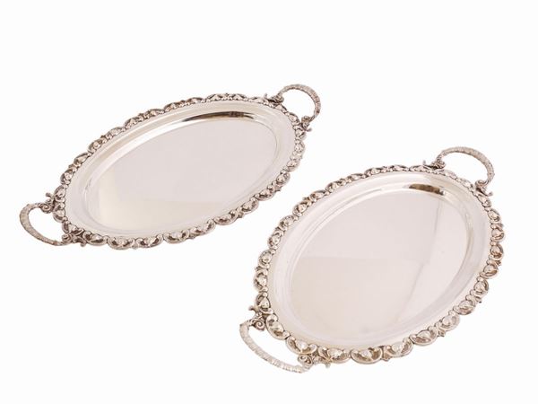 Coppia di piccoli vassoi ovali in argento