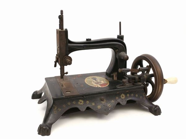 A sewing machine  - Auction Furniture and paintings from florentine apartment - Maison Bibelot - Casa d'Aste Firenze - Milano