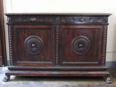 Monumentale Credenza in Noce Realizzata in Stile Rinascimentale