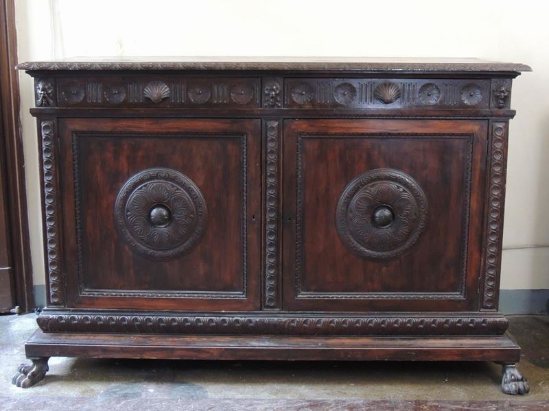 Monumentale Credenza in Noce Realizzata in Stile Rinascimentale
